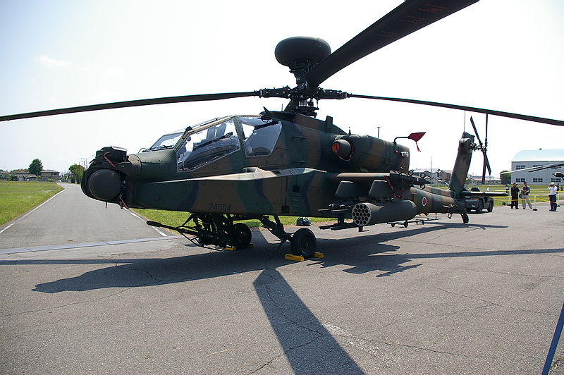 Fuji AH-64DJP Apache de l'armée japonaise au sol