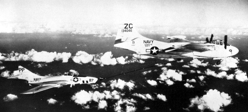 North American A-2B Savage de l'US Navy ravitaillant un F-9 Cougar