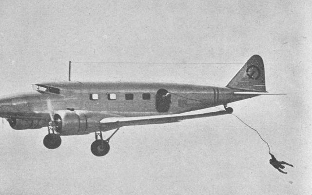 Nakajima Ki-34 "Thora" du Japon impérial larguant un parachutiste