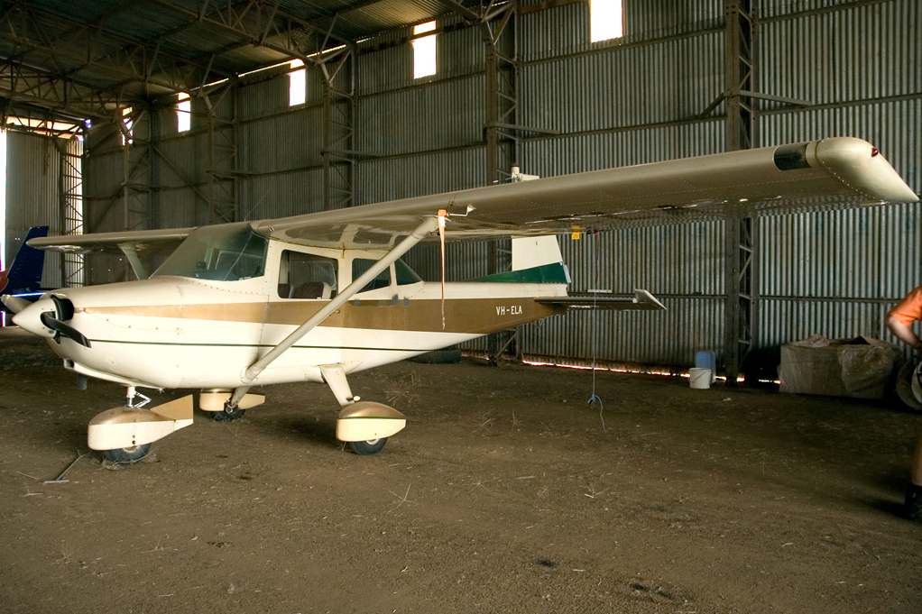 Aero Commander 100 au hangar