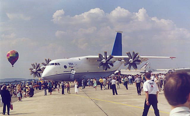 Antonov An-70 blanc en 1997