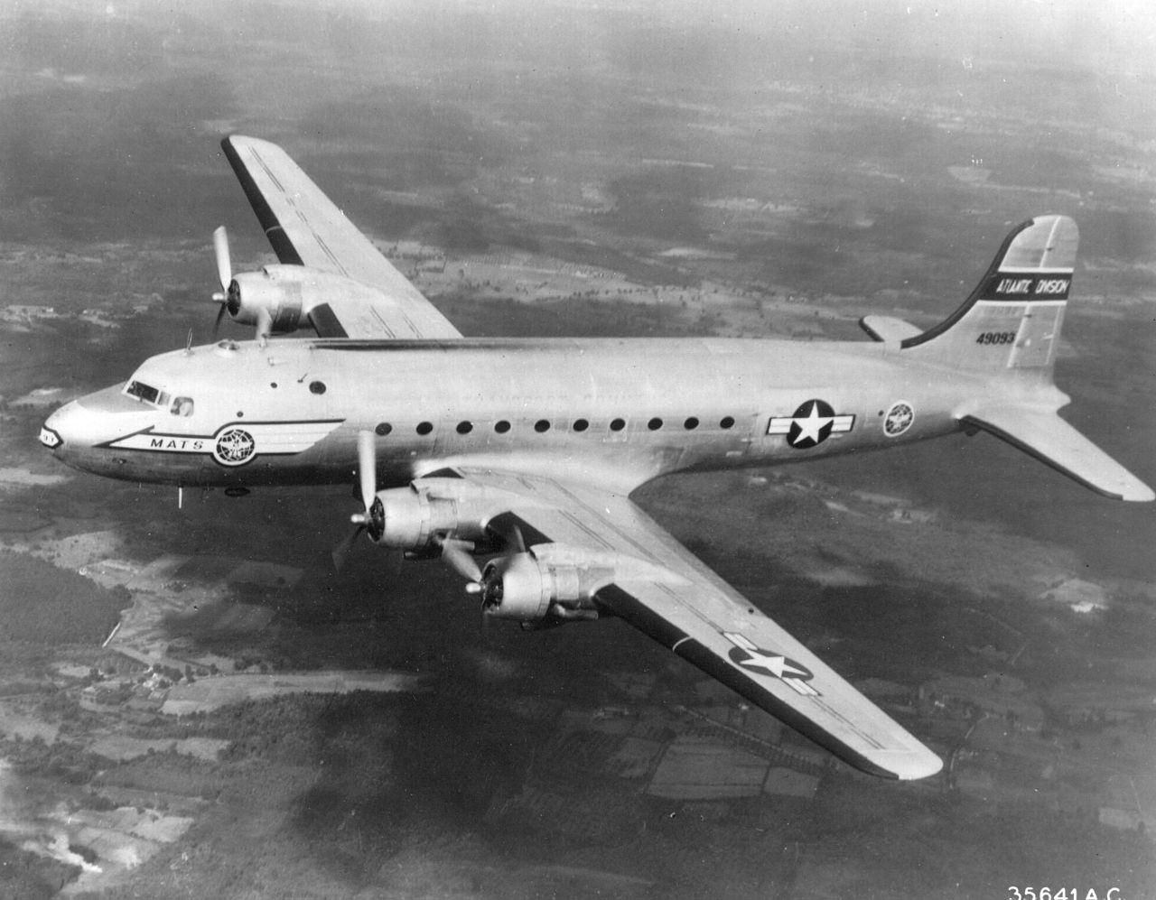 Douglas C-54 Skymaster de l'USAF en vol