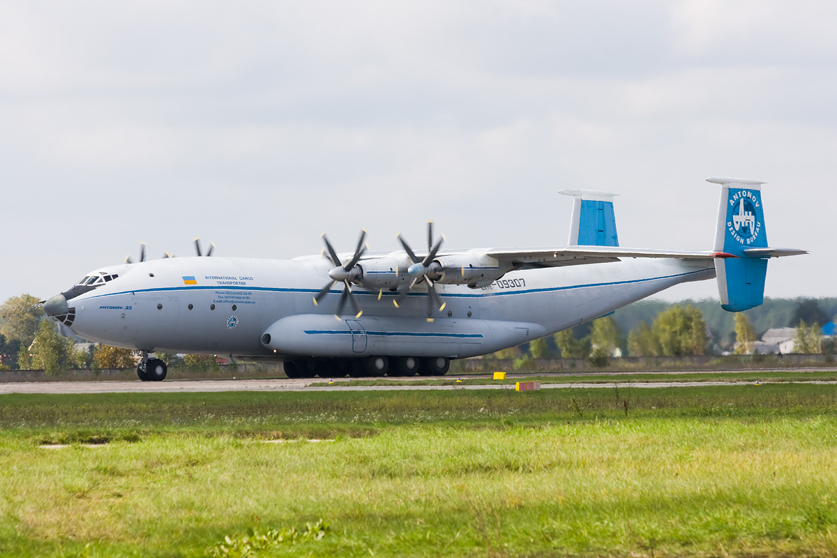 Antonov An-22 Cock civil au sol, de profil