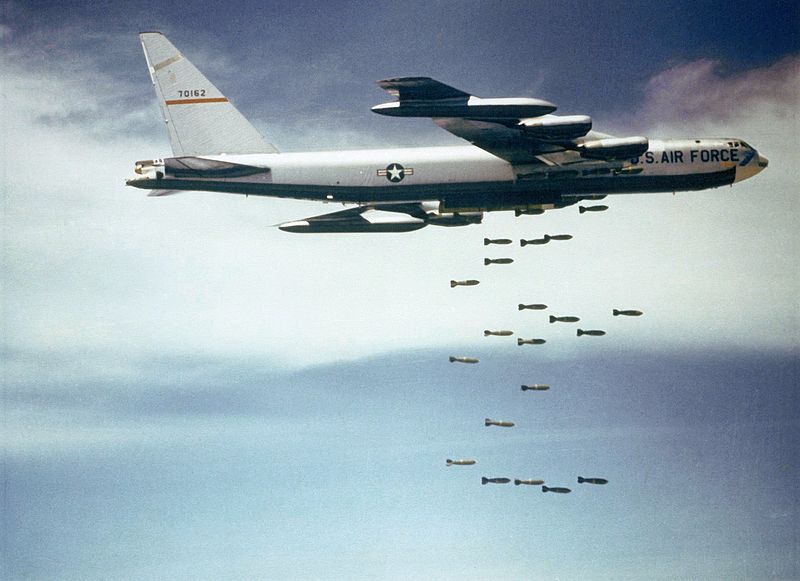 Boeing B-52F Stratofortress de l'USAF en bombardement