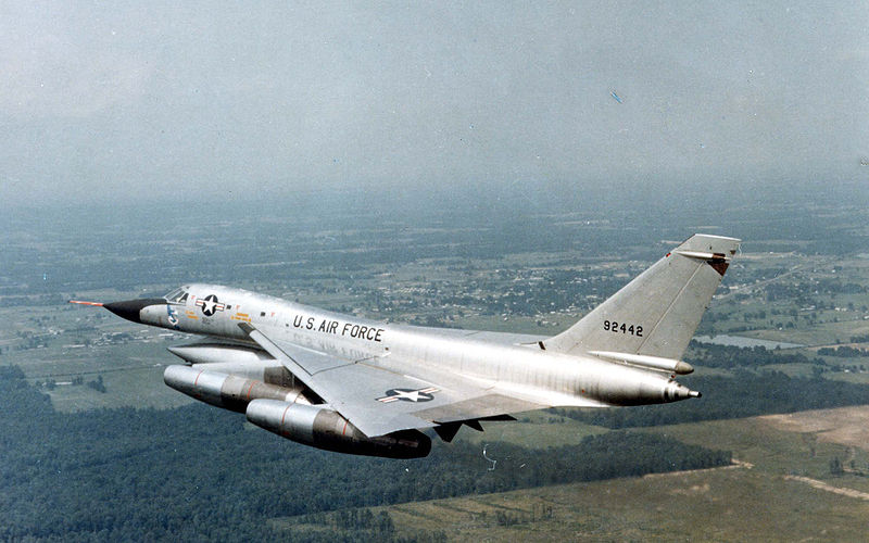 Convair B-58A Hustler de l'USAF en vol