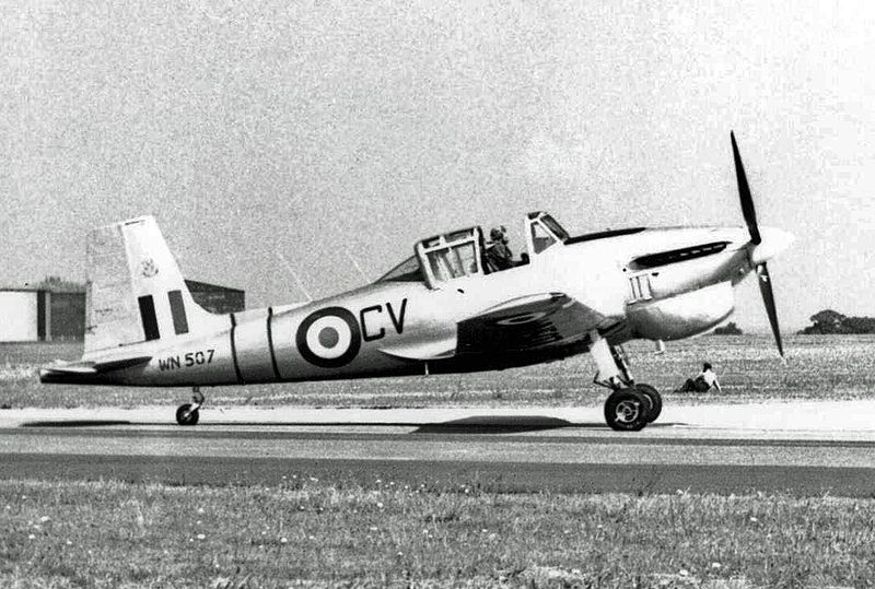 Boulton-Paul Balliol T.2 de la RAF au sol