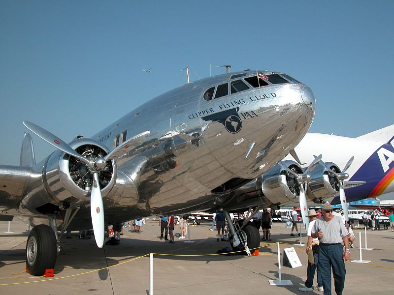 Boeing 307 Stratoliner civil vu de l'avant
