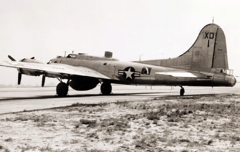 Boeing B-17 Flying Fortress (PB-1W) de l'US Navy au sol