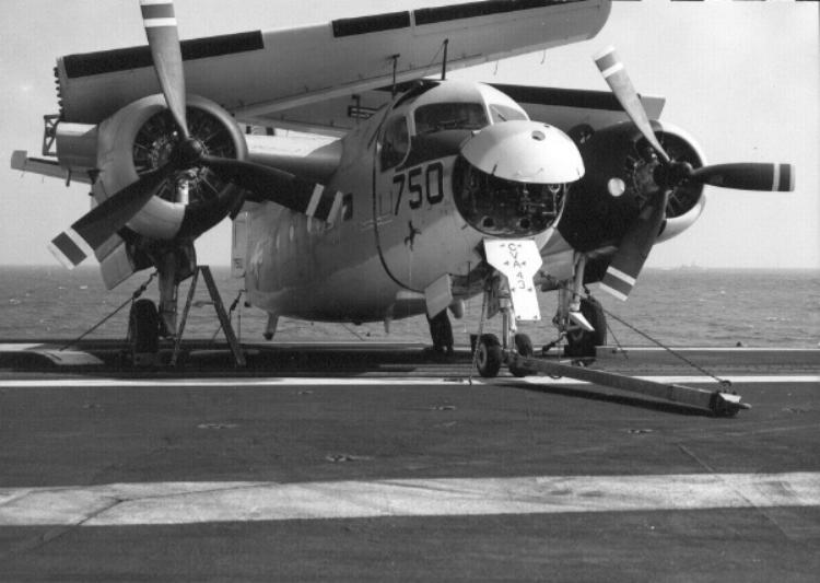 Grumman C-1 Trader (C-1A) de l'US Navy sur le pont