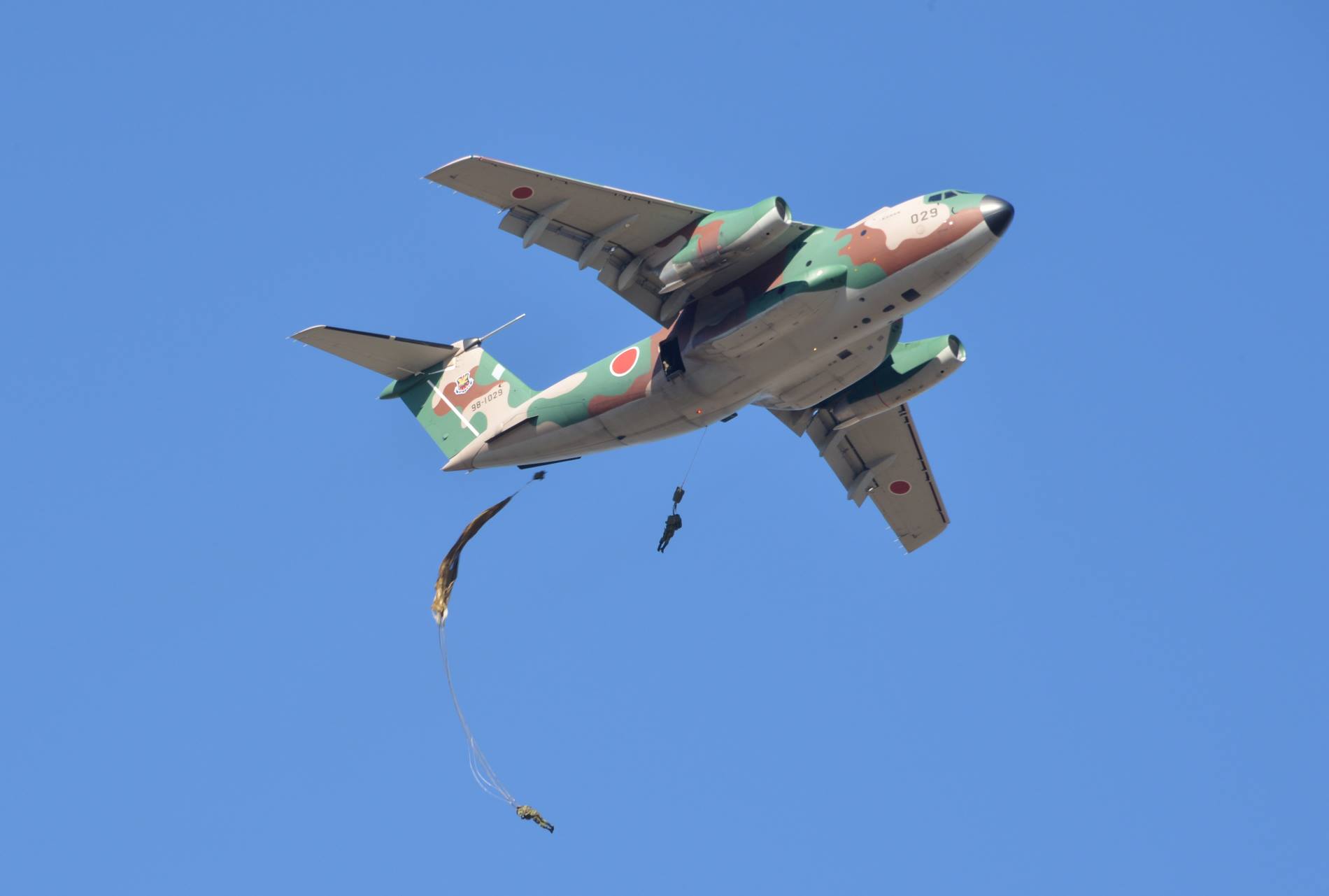 Kawasaki C-1 Asuka larguant des parachutistes