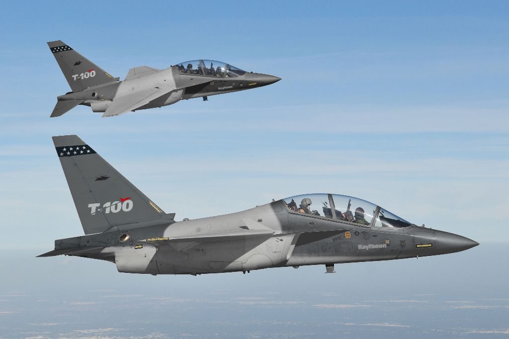 Raytheon T-100 en formation