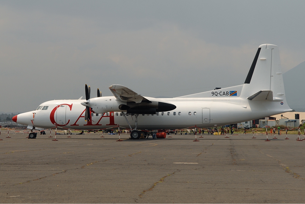 Fokker F50 civil au sol de profil