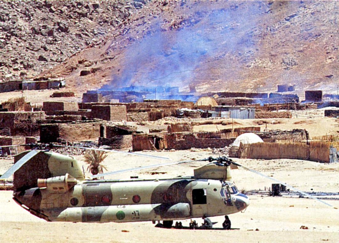 Boeing-Vertol CH-47C Chinook libyen posé près du village d'Aouzou au Tchad