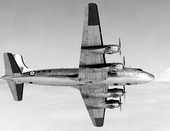 Canadair DC-4M North Star (C-5) en vol