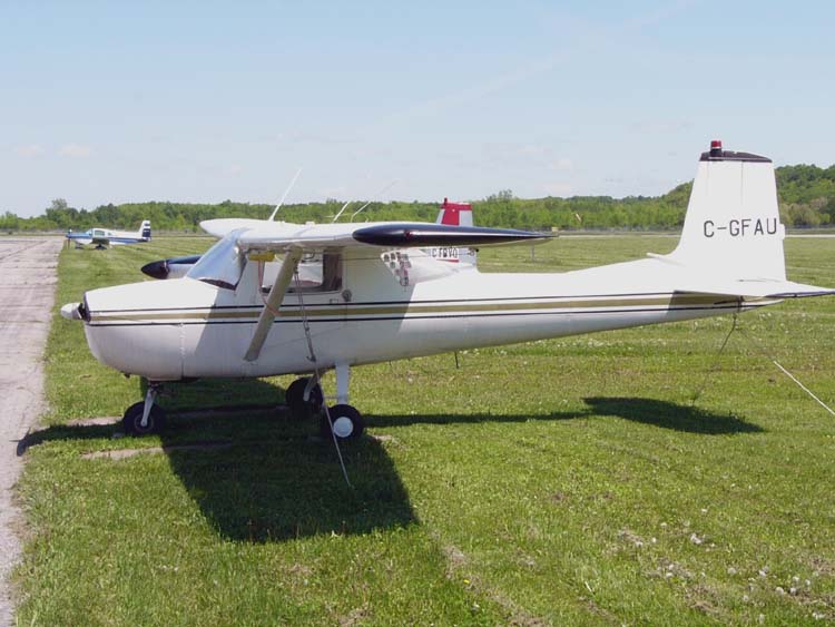 Cessna 150E civil au sol
