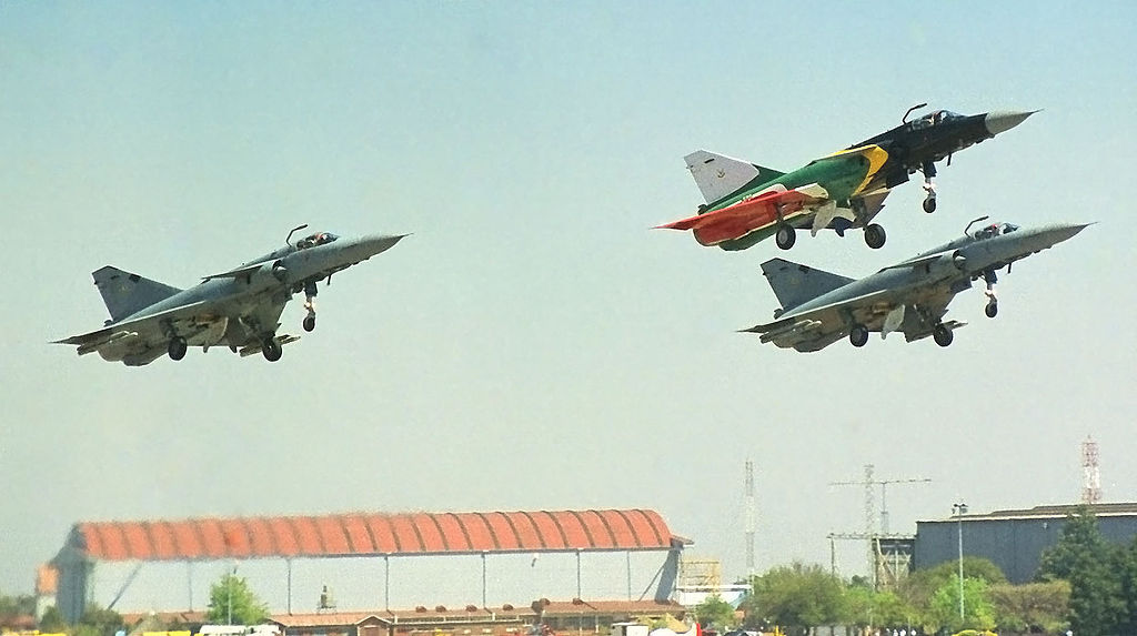 Atlas Cheetah C au décollage en formation