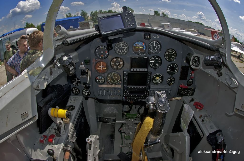 Yakovlev Yak-32 Mantis - Cockpit