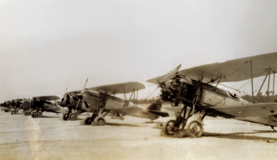 Curtiss F6C Hawk alignés