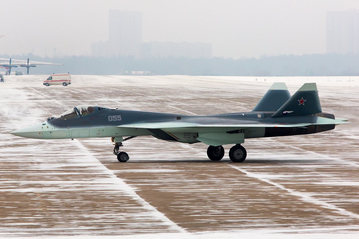 Sukhoï T-50-5 au sol