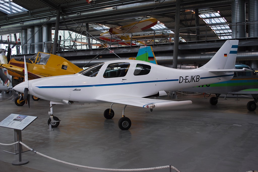 Lancair IV exposé vu de profil