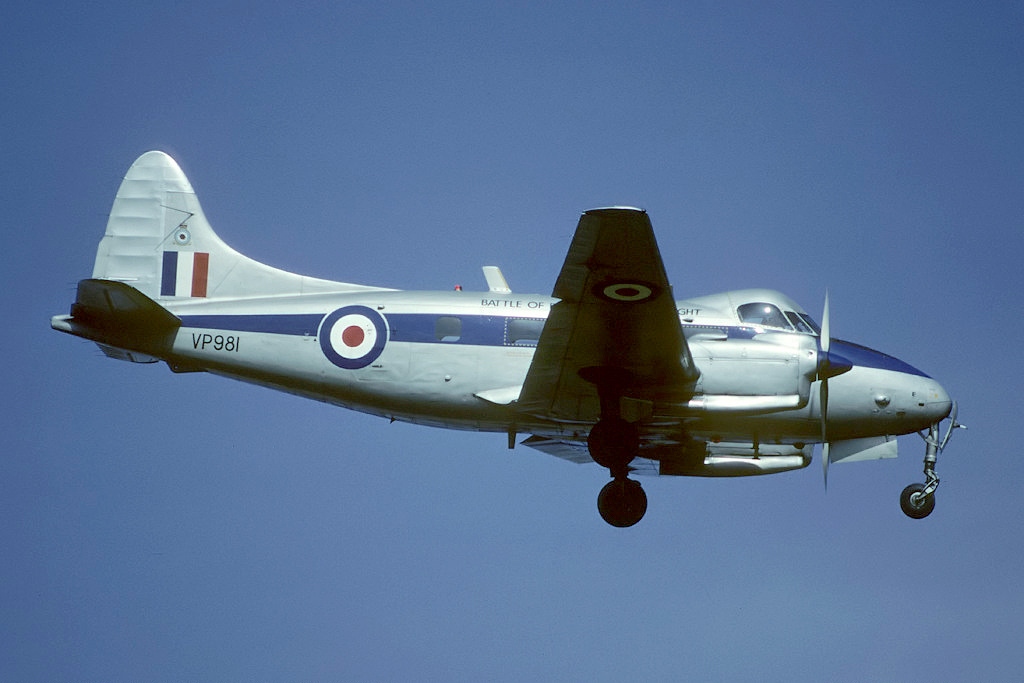 De Havilland DH-104 Devon C.2 en vol train sorti