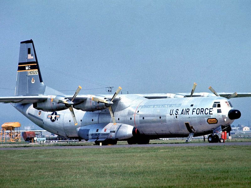 Douglas C-133B Cargomaster de l'USAF au sol
