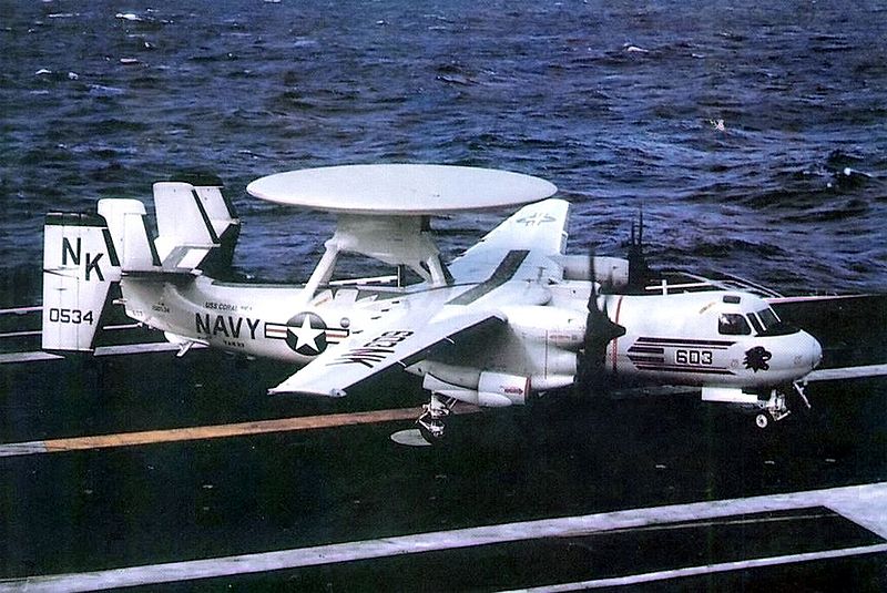 Grumman E-2B Hawkeye de l'US Navy sur le pont