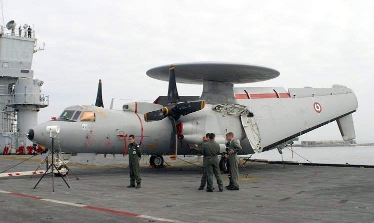 Grumman E-2C Hawkeye de la marine française sur le pont