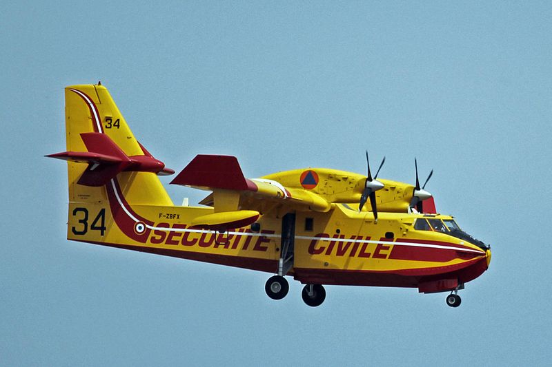 Canadair CL-415 de la Sécurité civile à l'atterrissage