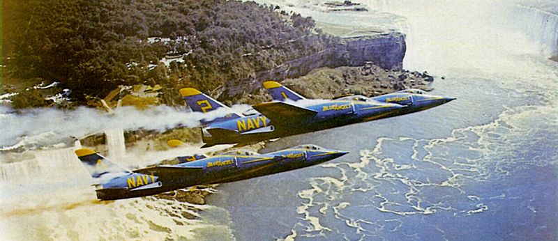 Grumman F-11 Tiger de la patrouille Blue Angels en formation