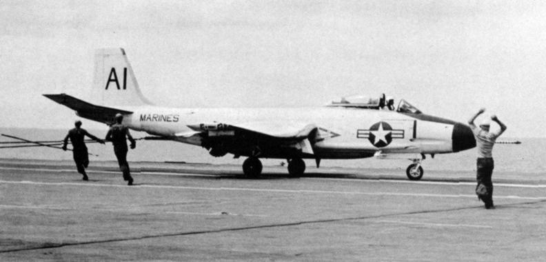 McDonnell F-2D / F2H-4 Banshee de l'USMC sur le pont