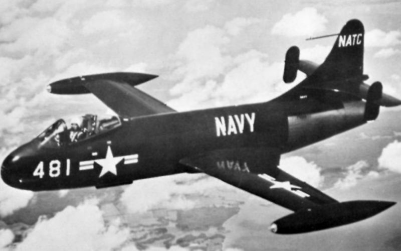 Vought F6U Pirate (F6U-1) de l'US Navy en vol