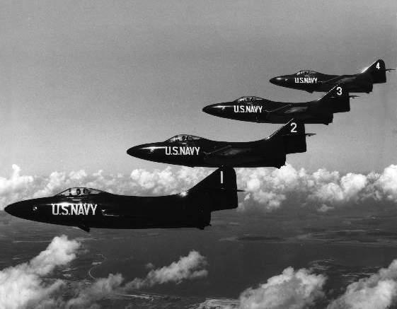 Grumman F9F Panther (F9F-2) de la patrouille Blue Angels en formation