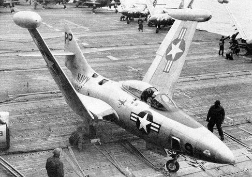 Grumman F9F Panther (F9F-5P) de l'US Navy sur le pont