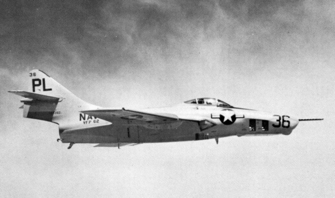 Grumman F-9 Cougar (F9F-8P) de l'US Navy en vol