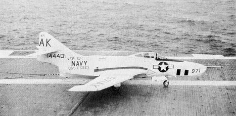 Grumman F-9 Cougar (F9F-8P) de l'US Navy sur le pont
