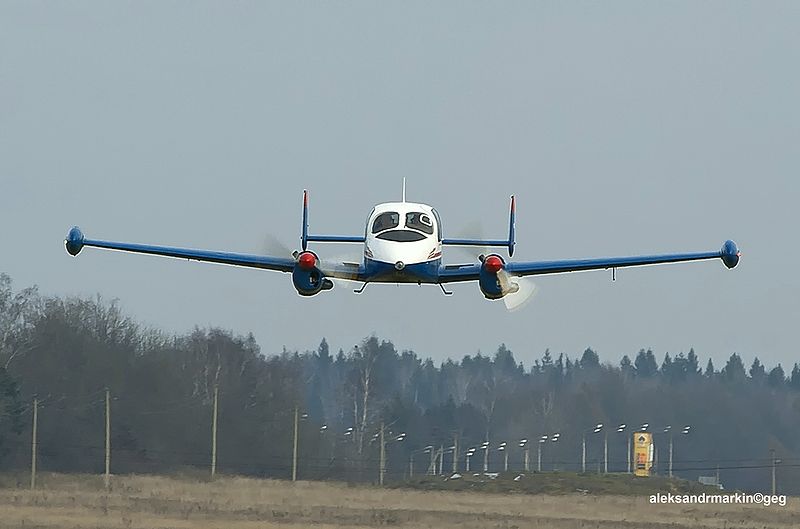 Let L-200A Morava civil en vol de front