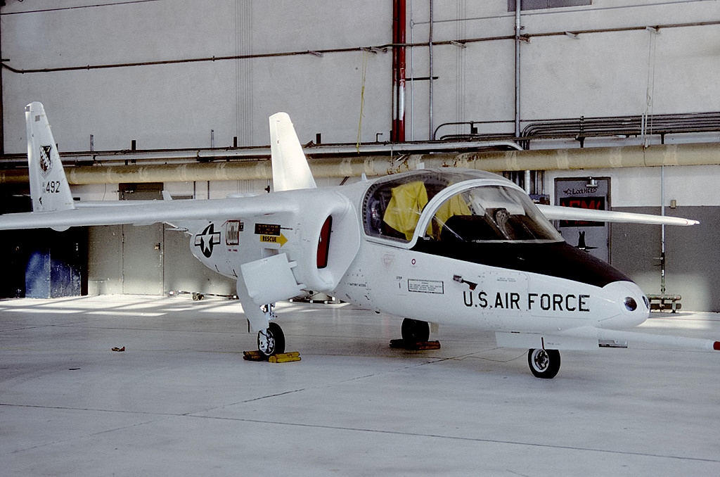 Fairchild T-46 Eaglet au sol vu de l'avant
