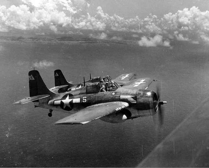 Grumman F4F Wildcat (FM-2) de l'US Navy en formation