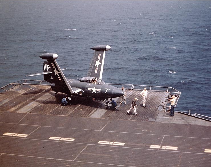 Grumman F9F Panther (F9F-2) de l'USMC sur le pont