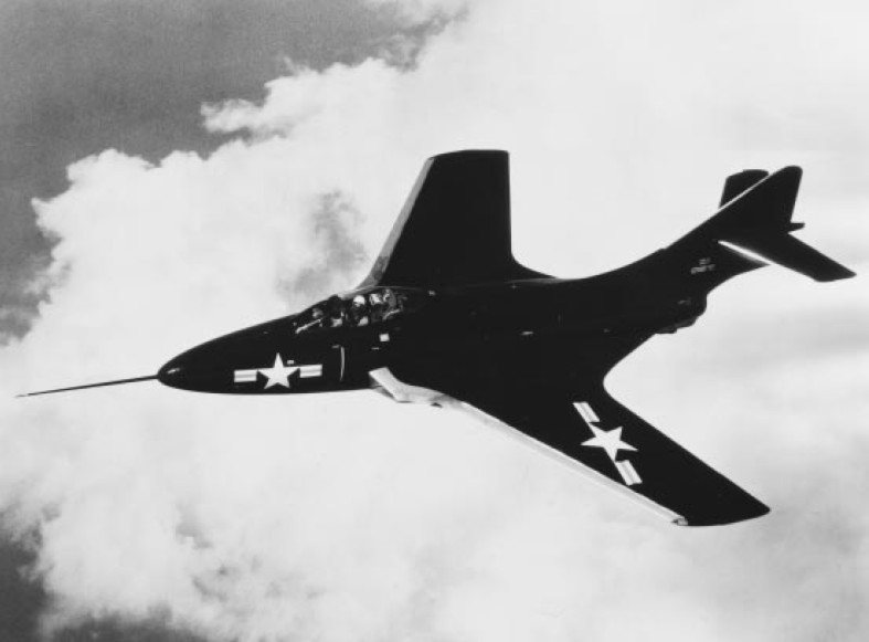 Grumman F-9 Cougar (F9F-6) de l'US Navy en vol