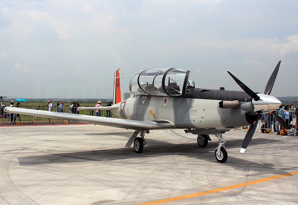 Hawker Beechcraft T-6C+ Texan II mexicain au sol