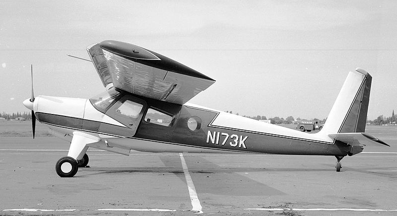 Helio Courier civil de profil