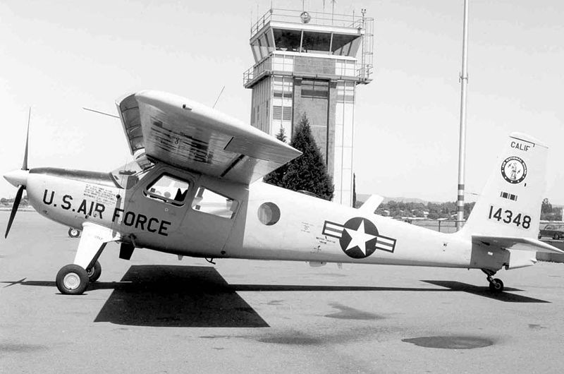 Helio Courier (U-10D) de l'USAF de profil