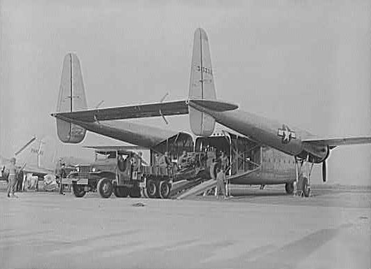 Fairchild C-82 Packet chargeant un howitzer
