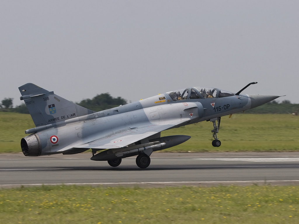 Dassault Mirage 2000B français au décollage