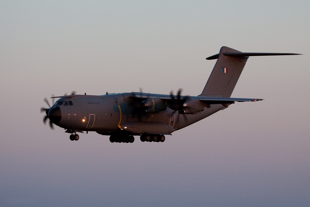 Airbus A400M Atlas français en vol train sorti
