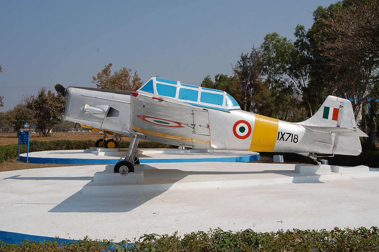 HAL HT-2 vu de profil