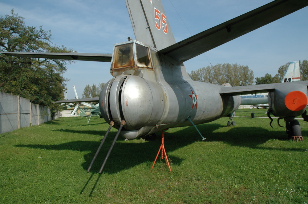 Iliouchine Il-28 Beagle hongrois vu de l'arrière