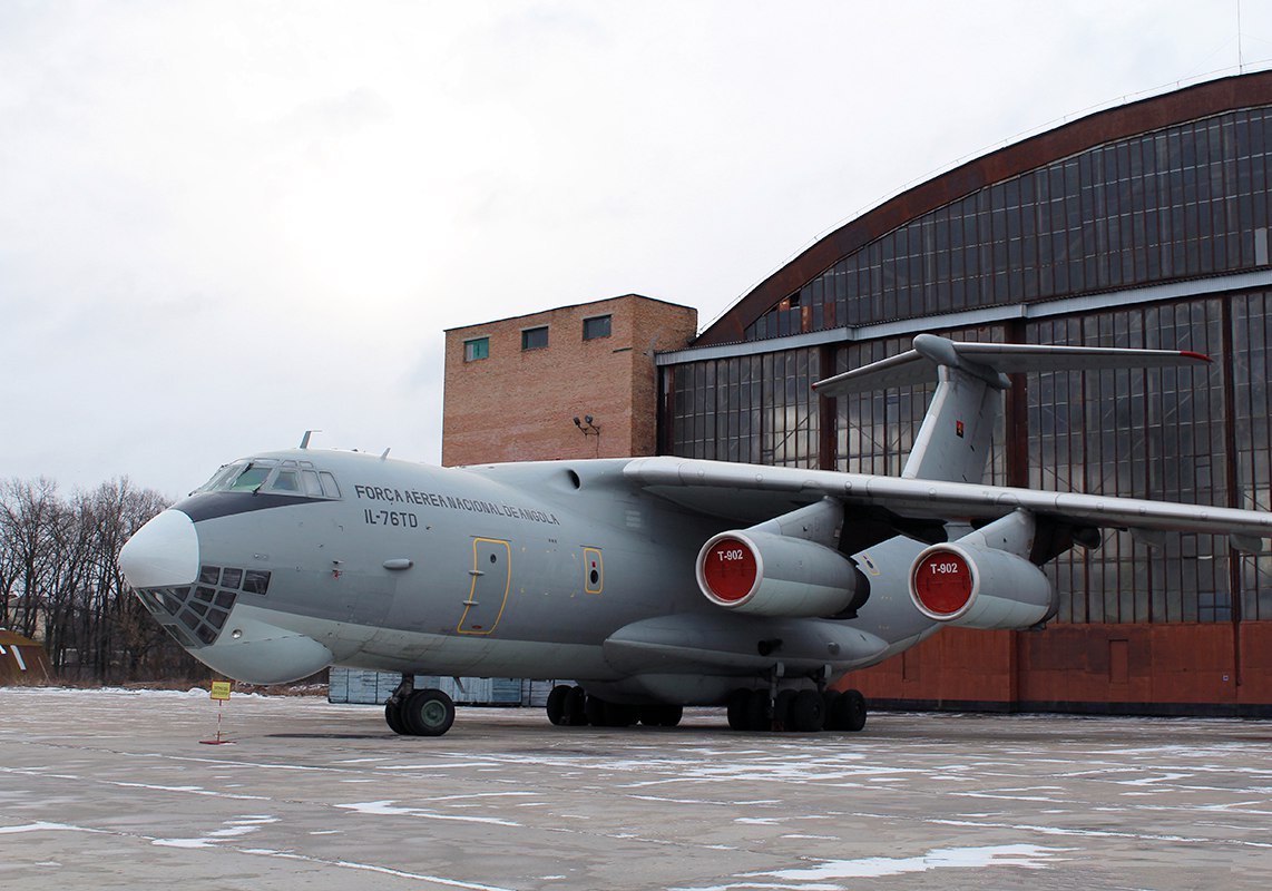 Iliouchine Il-76TD angolais